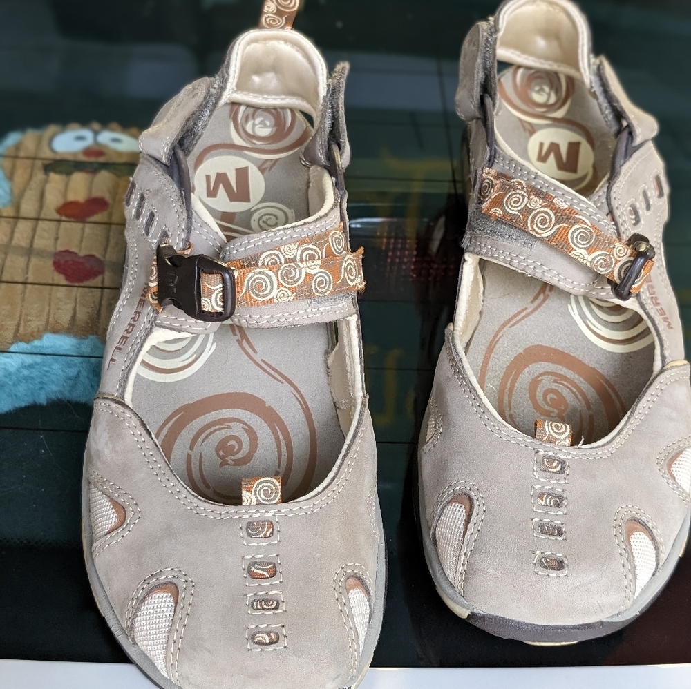 Women's Merrell shoes size 9 worn only once, excellent condition!